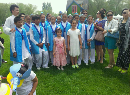 武艺班藏族孤儿与爱心妈妈共迎六一儿童节