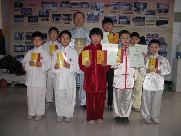 2010.3.6 高成林教练在拳馆与获奖小选手合影