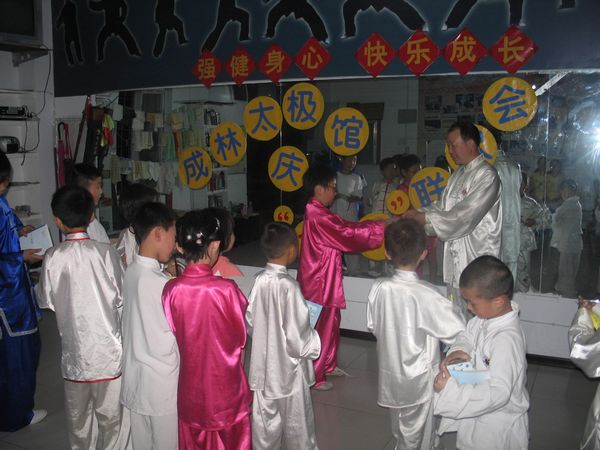 2010.5.29高成林教练在“拳馆庆六一联欢会”为学员颁奖